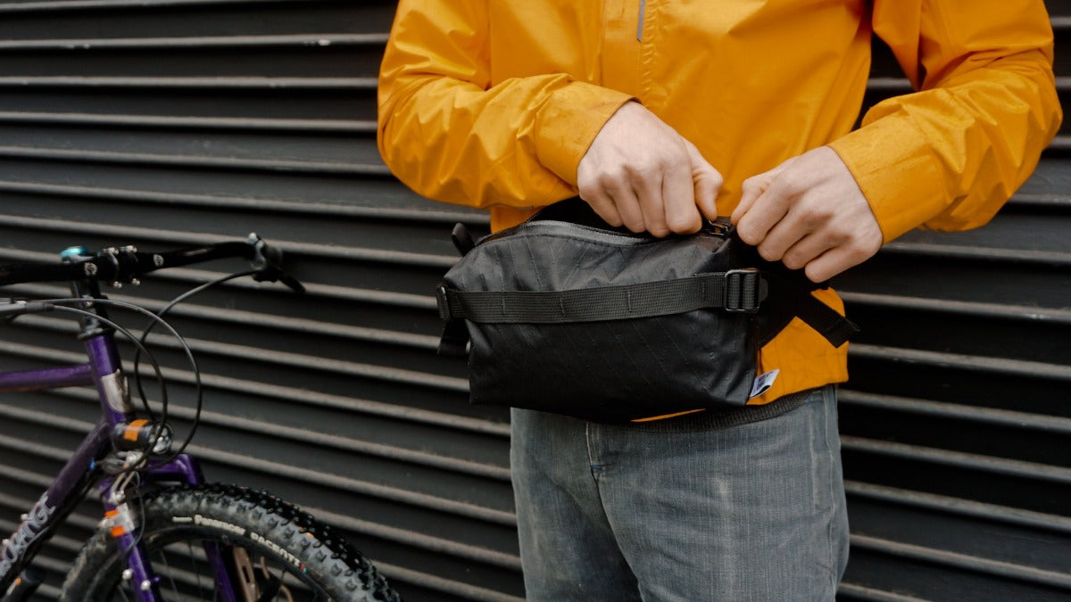 Road Runner Lil Guy Bauchtasche 1,6L Black VX21 XPac leicht