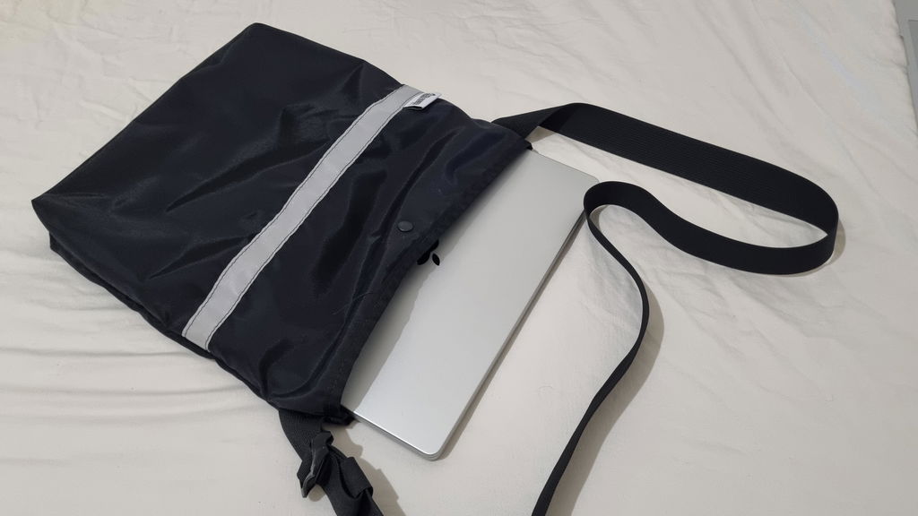 Road Runner Musette Sling Bag Umhängetasche Black Nylon 4,2L
