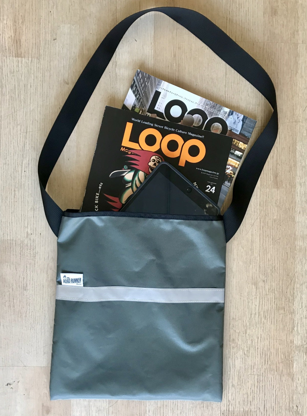 Road Runner Musette Sling Bag Umhängetasche Black Nylon 4,2L