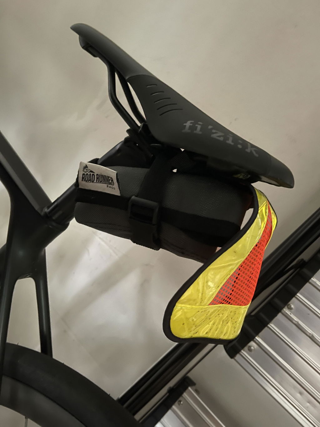 Road Runner Tool Saddle Roll Satteltasche Schwarz Cordura