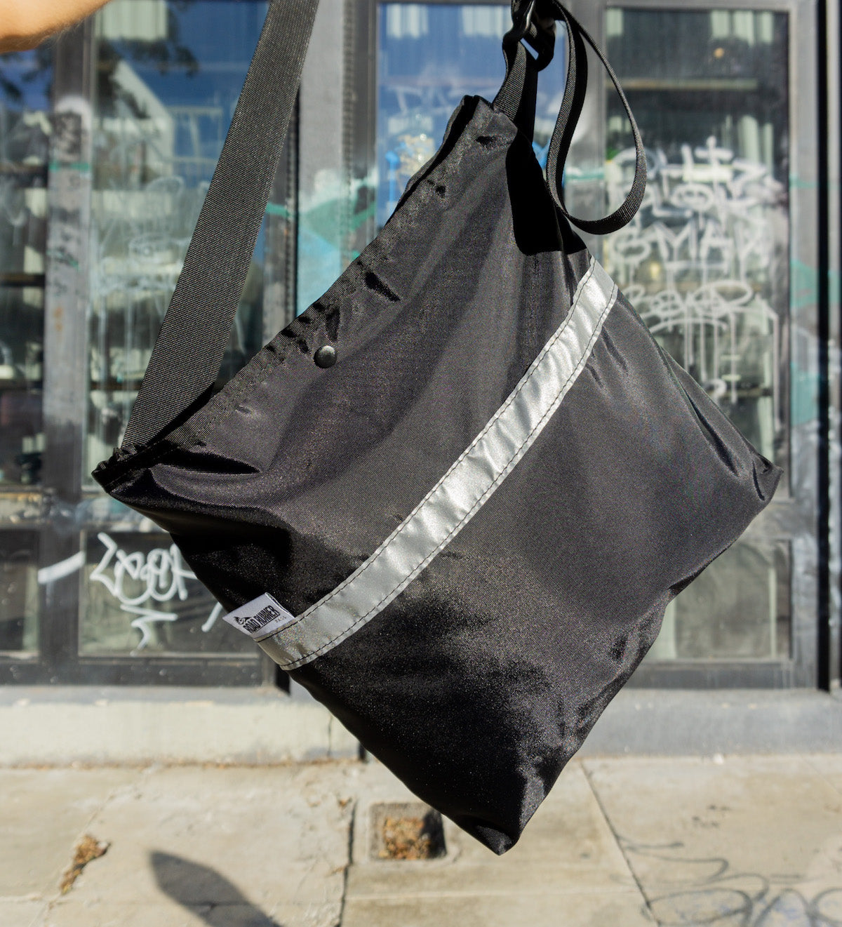 Road Runner Musette Sling Bag Umhängetasche Black Nylon 4,2L